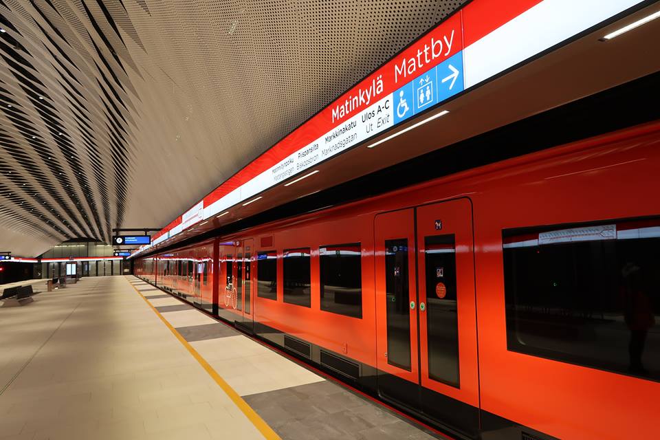 Metro Helsinkos ar sarkanu vilcienu